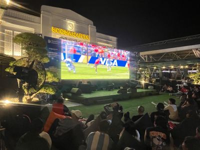 Momen Hangat Dini Hari di Stasiun Jogja: Ratusan Orang Nobar Fina Piala Dunia 2026 Gratis Bareng Legend Kurniawan