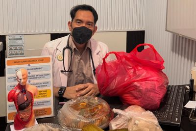 Viral Dokter di Cianjur Izinkan Pasien Bayar Pakai Hasil Panen hingga Botol Plastik, Ini Alasannya