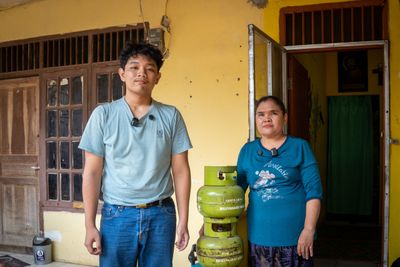 Sempat Kebingungan Apa itu UGM?, Janda Penjual Gas Cileungsi Menangis Haru Anaknya Diam - Diam Bisa Kuliah Gratis Teknik Nuklir