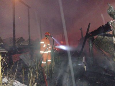 Empat Rumah Ludes Dilalap Api di Pulau Sapi, Warga dan Petugas Berjibaku Selamatkan Permukiman