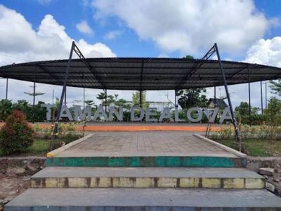 Piknik Asyik di Lapangan Hijau Taman Dealova Pangkalpinang, Bentang Tikar Sambil Nikmati Aneka Jajanan