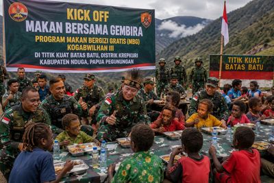 Kogabwilhan III Mulai Program MBG Dari Wilayah Rawan Nduga, Ratusan Warga Ikut Makan Bersama