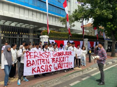 Gelar Demo di Kemendagri, Mahasiswa GMP3 Bentangkan Spanduk Periksa Gubernur Banten Terkait Kasus Wanita