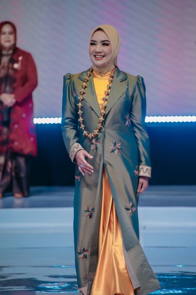 Istri Gubernur Lampung Tampil di Catwalk Promosikan Wastra Lampung