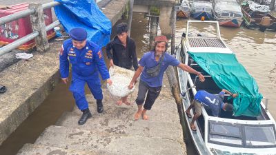 Wujudkan Program Polisi Penolong, Satpolairud Polres Tanjab Barat Siap Bantu Penumpang Kapal
