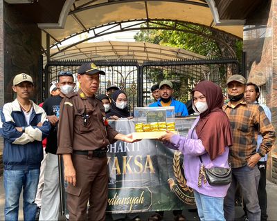 Aksi Satir di Depan Gedung Kejaksaan Agung, Kue Replika Bentuk 74 Batang Emas Dibawa