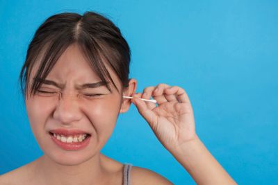 Jangan Asal Korek Telinga, Ini Cara Membersihkannya dengan Tepat