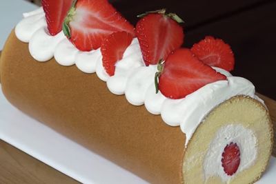 Anti Gagal! Resep Strawberry Swiss Cake Roll yang Lembut, Moist, dan Bikin Nagih