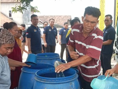 Puluhan Warga Kampung Kebasiran, Kasemen, Kota Serang Antre Ambil Air Bersih Bantuan