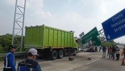 Tiang Petunjuk Arah Tol Cijago Ambruk Dihantam Truk, Begini Kronologinya