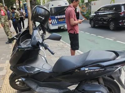 Gagal Salip Bus TransJakarta dari Kiri, Pemotor di Jaksel Jatuh Hingga Alami Luka