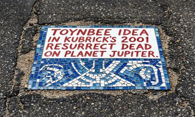 Toynbee Tiles, Pesan Aneh yang Ditanam Diam-Diam di Bawah Aspal Sejak 1980-an