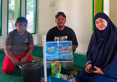 Salut! Warkop Shearlock Parepare Targetkan Bagi-bagi Alat Kebersihan ke 100 Masjid