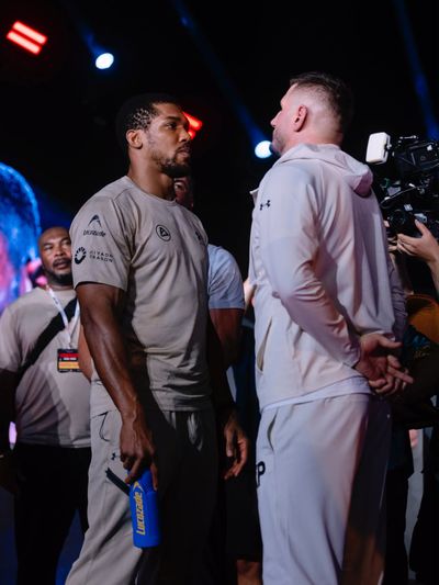 Hasil Tinju Anthony Joshua vs Kristian Prenga: Sempat Knockdown Dua Kali, Menang KO di Ronde 2