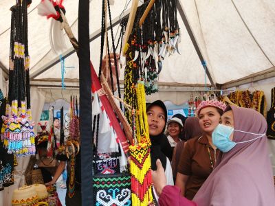 JFC 2026 Tak Hanya Karnaval, UMKM Dayak dari Kalimantan Timur Hadirkan Edukasi dan Pertukaran Budaya di Jember