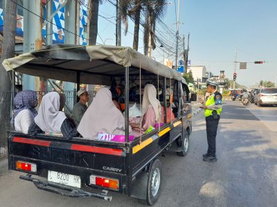 Satlantas Polres Purwakarta Intensifkan Sosialisasi Larangan Penggunaan Mobil Pick Up untuk Mengangkut Penumpang
