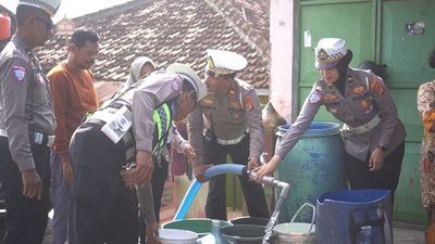 Polresta Bandar Lampung Salurkan 5.000 Liter Air Bersih untuk Warga Terdampak Kemarau