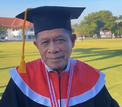 Hugua Raih Gelar Doktor di Usia 65 Tahun dengan Gagasan Besar untuk Pariwisata Sultra