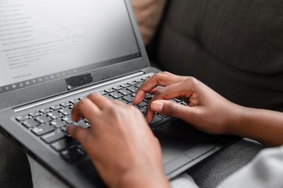 Laptop Mengetik Sendiri? Ini 5 Cara Ampuh Atasi Ghost Typing di Rumah