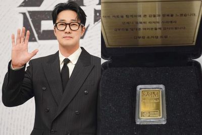 So Ji Sub Hadiahi Tim Drakor Agent Kim Reactivated 300 Emas, Ternyata Ini Alasannya!