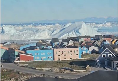 Detik-Detik Gunung Es Raksasa di Greenland Terbalik, Pemandangannya Bikin Melongo!