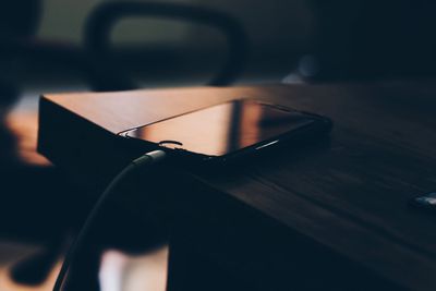 iPhone Nyetrum saat Dicas? Bukan Rusak, Ini Penyebab & Solusinya!