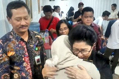 Menkes Berpelukan Dengan Istri Korban Lion Air JT 610