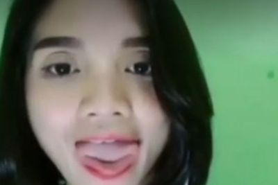 Punya Lidah Fleksibel, Cewek Ini Viral