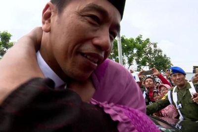 Baru Turun Dari Mobil, Jokowi Langsung Dipeluk Nenek Ini