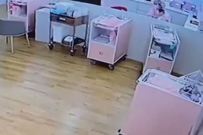 Sikap Suster yang Tetap Tenang Jaga Bayi Saat Gempa Ini Tuai Pujian
