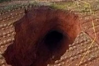 Sebuah Lubang Raksasa Muncul di Tengah Persawahan di Sukabumi