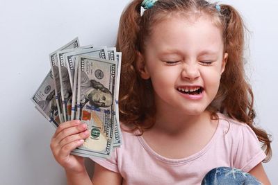 5 Tips Mengatur Uang Jajan Anak