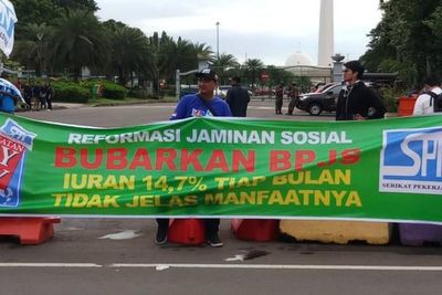 May Day, Massa Buruh di Kawasan Monas Bentangkan Spanduk Bertuliskan Bubarkan BPJS