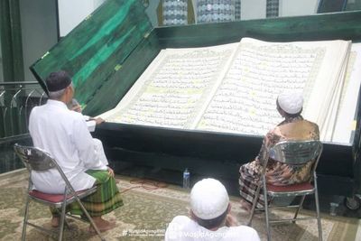 Wah! Jemaah masjid di Banyuwangi ini Tadarus dengan Alquran Raksasa
