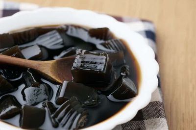 Selain Rasanya Nikmat, Ternyata Es Cincau Juga Ada Manfaatnya!