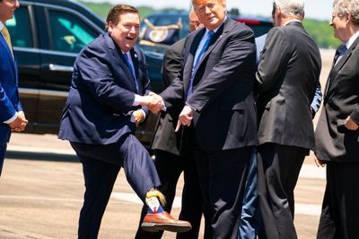 Gaya Santai Wagub Louisiana, Pakai Kaus Kaki Gambar Donald Trump
