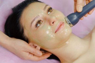 Ini Perbedaan Perawatan Peeling dan Exfoliating, Perlu Kamu Ketahui