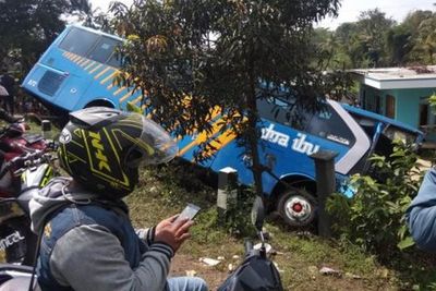 Akibat Ugal-Ugalan, 2 Bus Tabrakan di Garut