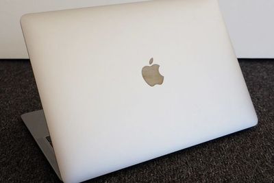 Sebuah Macbook Pro Dikabarkan Meledak Dan Mengeluarkan Asap