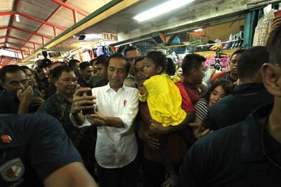 Kunjungi Pasar Beringharjo, Presiden Jokowi dan Keluarga Borong Batik