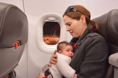 6 Tips Agar Bayi Tidak Rewel Saat Berpergian Naik Pesawat