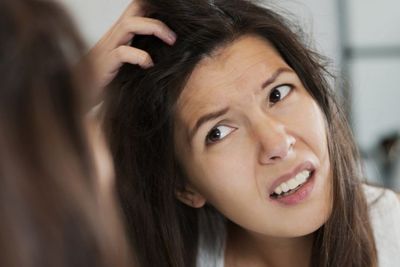 5 Cara Alami Hilangkan Kutu Rambut