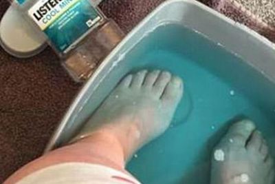 Merendam Kaki Dengan Obat Kumur, Ternyata ini Manfaatnya