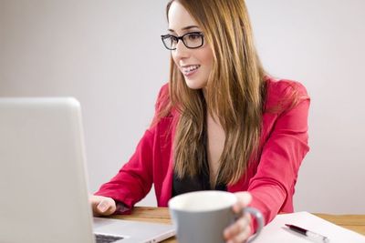 5 Tips Hadapi Rekan Kerja yang Ingin Menjatuhkanmu