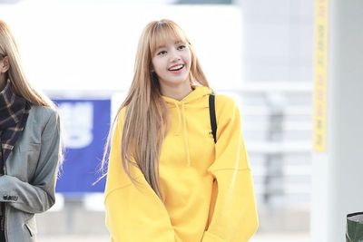 Intip Gaya Berpakaian Street Style Ala Lisa Blackpink