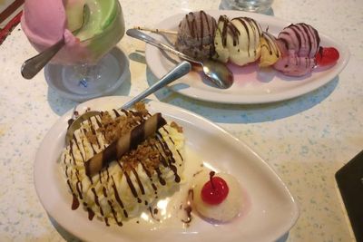 Hhmmm, Nikmatnya Seruput Es Krim Legendaris di Surabaya Ini