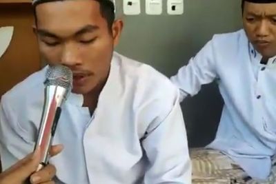 Pemuda Ini Main Mobile Legends Sambil Hafal Alquran