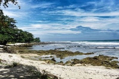 Menikmati Keindahan Pasir Putih di Pantai Sawarna