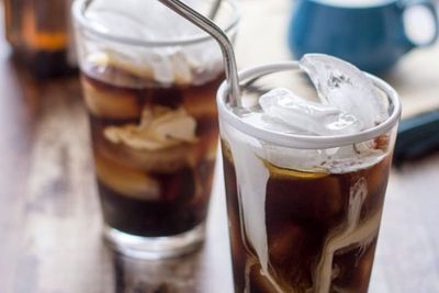 Segernya Nyeruput Es Kopi Melaka di Sore Hari Ini