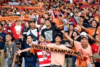 Massa Berkostum Persija Buat Rusuh di Pintu Belakang Gedung DPR